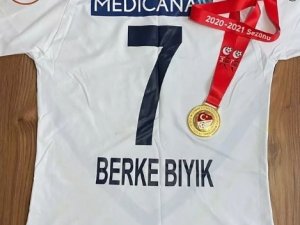 Berke Bıyık, Depremzedelere Yardım İçin Formasını 18 Bin Tl’ye Sattı