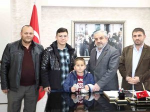 Kendi Küçük, Yüreği Büyük