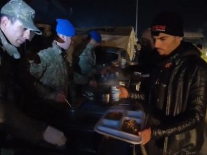 Mehmetçik Deprem Bölgesinde Sıcak Yemek Dağıtımına Devam Ediyor
