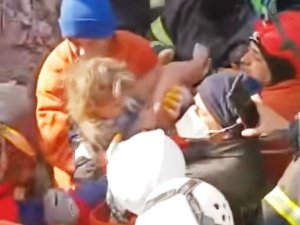 Simav İ̇tfaiye Müdürlüğü Ekibi 150 Saat Sonra 8 Yaşındaki Küçük Kızı Enkazdan Sağ Olarak Çıkardı