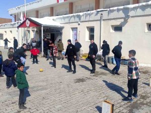Van Polisinden Depremzede Çocuklara Moral