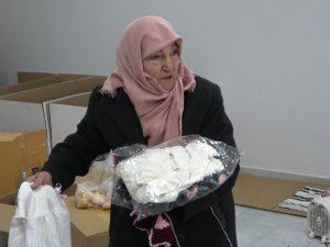Şekernaz Teyze Afet Bölgesine El İşi Örüyor