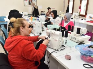 Depremzedelerin Üşümemesi İçin Kıyafet Dikiyorlar