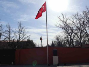 Pekin’de Yaşayan Vatandaşlar Büyükelçilikte Taziye Defterini İmzaladı