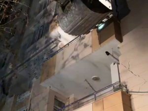 Depremden Hasar Gören Apartmandan Kedi Kurtarıldı