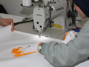 Depremzedeler İçin Dikiş Makinelerinin Başına Geçtiler