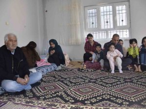 15 Kişilik Depremzede Ailesi Mazıdağı İlçesinde Misafir Ediliyor