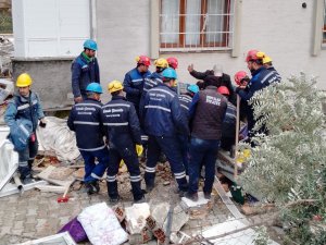 Siirt Ekibi Enkazdan 30 Vatandaşı Kurtarmayı Başardı