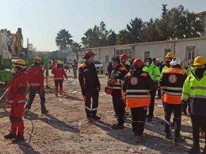 Ümraniye Belediyesi Afetin Yaralarını Sarmak İçin Deprem Bölgesinde Canla Başla Çalışıyor