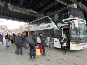 Deprem Bölgelerinden Afetzedeler Otobüsle İ̇stanbul’a Geldi