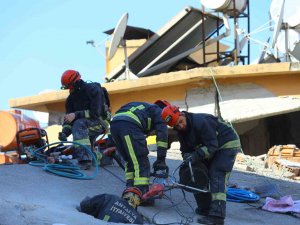 Antalya Büyükşehir Belediyesi İ̇tfaiyesi, Deprem Bölgesinde 79 Kişiyi Kurtardı