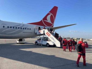 İ̇spanyol Kurtarma Ekibi Güllerle Uğurlandı: "Güle Güle Türkiye"