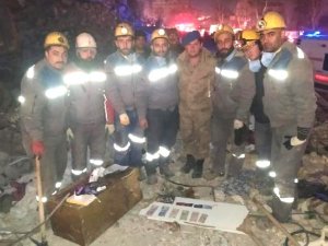 Enkazda Buldukları Para Ve Değerli Eşyaları Güvenlik Güçlerine Teslim Ettiler
