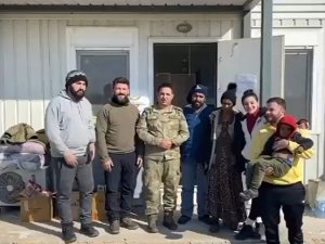 Mehmetçik, Depremden Etkilenen İşitme Engelli Vatandaşların Yardımına Koşuyor