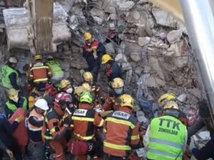 177 Saat Sonra Enkazdan Çıkartılınca Herkesin Umudunu Tazeledi