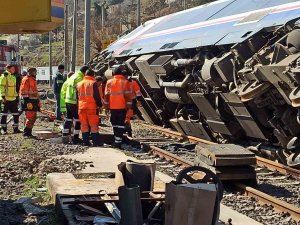 Şiddetli Deprem Tren Vagonlarını Devirdi, Rayları Tahrip Etti