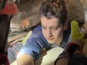 14 Yaşındaki Burak, Mahsur Kaldığı Enkazdan Açılan Delikle Kurtarıldı