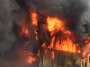 Sultangazi’de Fabrika Alev Alev Yandı