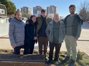 İ̇ki Büyük Türkiye Depreminde De Görev Yapan Türk-rus Aile, İnsanların Yaralarını Sarıyor