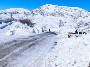 Afet Bölgesinde Kar Ve Heyelandan Dolayı Ulaşılamayan Köylerde Yol Açma Çalışması Yapılıyor