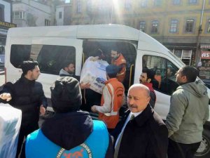 Afganlı Sığınmacılar Gece Gündüz Depremzedelere Yardım İçin Uğraş Veriyor