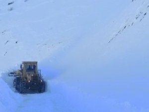 Deprem Bölgesine Yardımların Ulaştırılması İçin Ekipler Çığ Düşen Yolu Ulaşıma Açtı