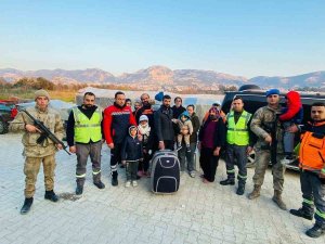 Gözü Gibi Baktıkları Şehidin Eşyalarını Depremzede Aileye Bağışladılar