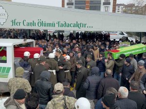 Ebrar Sitesi’nin Enkazından Çıkarılan Uzman Çavuş Yaman, Eşi Ve İki Çocuğu Toprağa Verildi