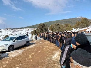 Hatay’da 14 Katlı Binanın Enkazında Can Veren Öğretmen Konya’da Toprağa Verildi