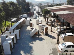 Esnaf, Hayırsever Ve Öğrencilerin İşbirliğiyle Deprem Bölgesi İçin Seyyar Tuvalet Üretiliyor