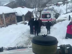 Kardan Kapanan Yol Açıldı, Ambulans Hastaya Ulaştı