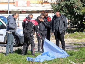 Antalya’da Boş Arazide Erkek Cesedi Bulundu