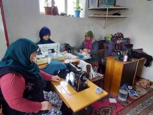 Yenice’de Depremzede Çocuklar İçin Parça Kumaşlardan Giysi Dikiyorlar