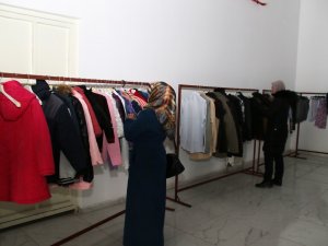 Akşehir’de Depremzedeler İçin Ücretsiz Giyim Mağazası Açıldı