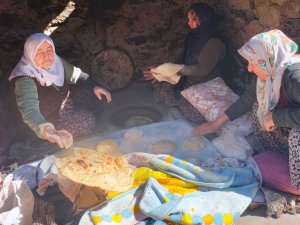 Manisalı Kadınlar Tandır Ekmeği Yapıp Deprem Bölgesine Gönderdi