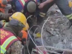 Kayseri İ̇tfaiyesi, Depremin 180’inci Saatinde Bir Can Daha Kurtardı