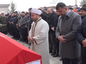 Depremde Hayatını Kaybeden Aksaraylı Uzman Çavuş Ve Ailesi Toprağa Verildi
