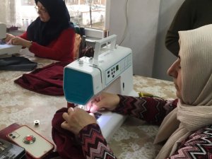Safranbolu’da Kadınlar Depremzedeler İçin Kışlık Kıyafet Dikiyor
