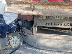 Park Halindeki Kamyona Çarpan Otomobildeki Yolcu Öldü