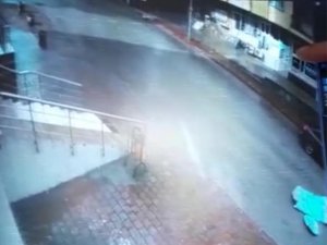 Minibüs Binadan Düşen Su Deposunun Altında Kalmaktan Saniyelerle Kurtuldu