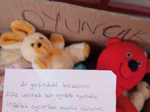4 Yaşındaki Çocuktan Duygulandıran Not; "Bizler Hep Sizin Yanınızdayız"