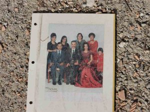 Mutluluklar Fotoğraflarda, Fotoğraflar Enkazlarda Kaldı