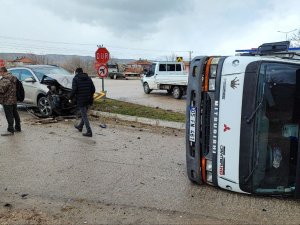 Otomobille Çarpışan Kamyon Yan Yattı