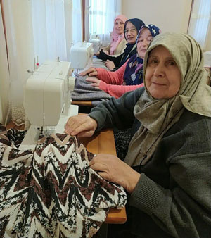 Asrın Felaketine Karşı Rize’de Asrın Dayanışması: 80 Yaşındaki Neriman Nine Depremzedeler İçin Kışlık Giysi Dikiyor