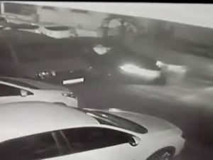 Alkollü Sürücünün Park Halindeki Araca Çarptığı An Kamerada