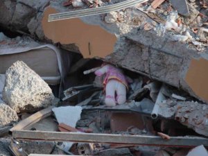 Depremin Merkez Üssünde Yürek Burkan Fotoğraf: Oyuncak Bebekte Enkaz Altında Kaldı