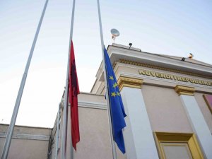 Arnavutluk Meclisinde Depremde Hayatını Kaybedenler İçin 1 Dakikalık Saygı Duruşu