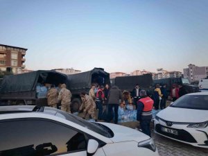 Hatay İ̇l Jandarma Komutanlığı Ekipleri Depremzedelere Erzak Dağıtımı Yaptı