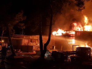 Antalya’da İki İş Yerindeki Yangın Geceyi Aydınlattı