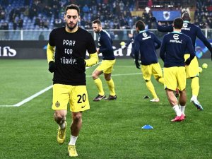 Hakan Çalhanoğlu, ’Türkiye İçin Dua Et’ Yazılı Tişörtle Isınmaya Çıktı